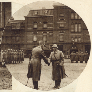 99626 Afbeelding van de commandant van het Korps Luchtdoel Artillerie, kolonel J. de Jongh (links), op de binnenplaats ...